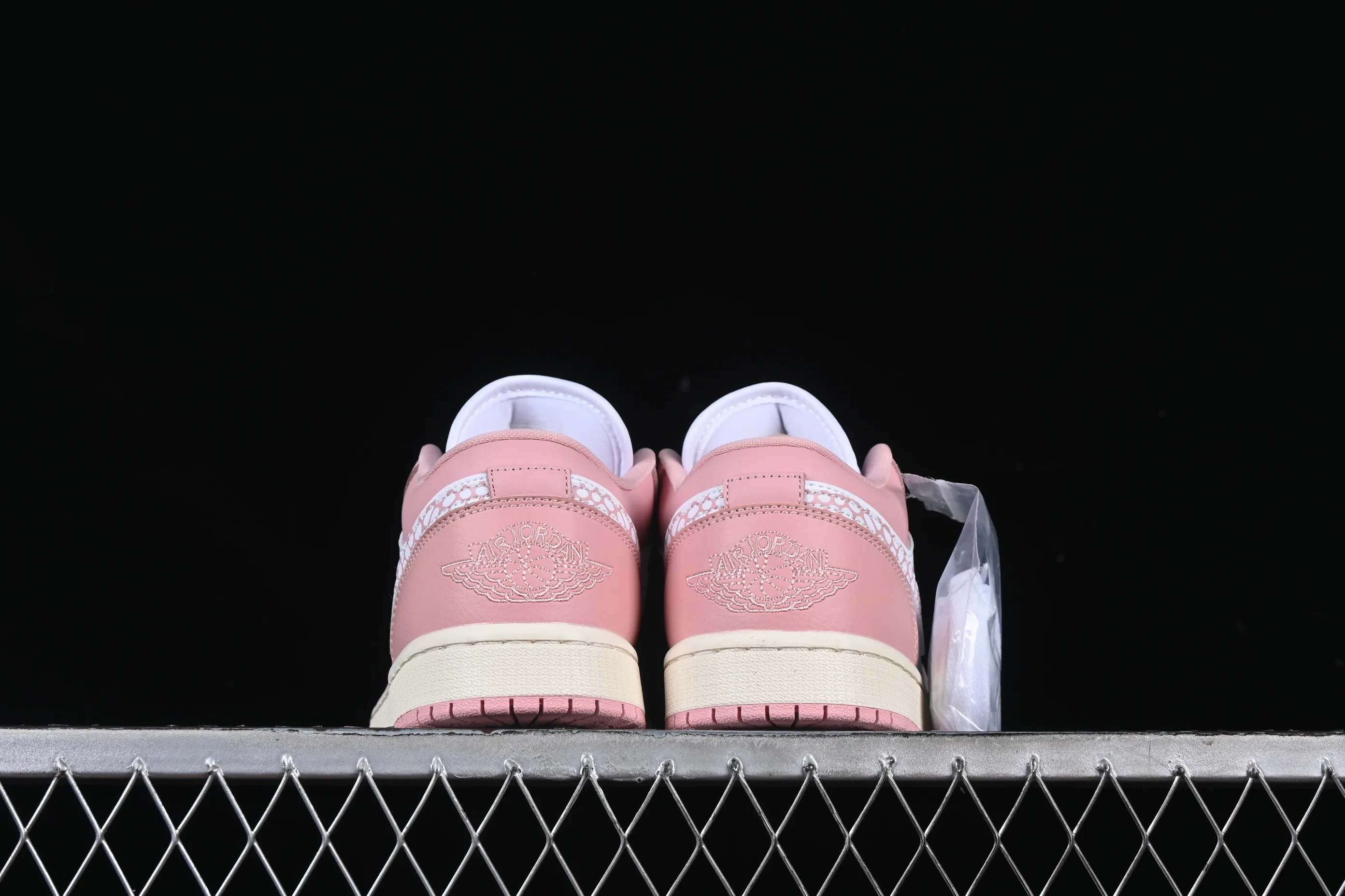 All categories Air Jordan Jordan series basketball shoes Air Jordan 1 Low Air Jordan 1 Low AJ1 Joe 1 customized model white pink low-top cultural and leisure sports sneakers DC0774-162